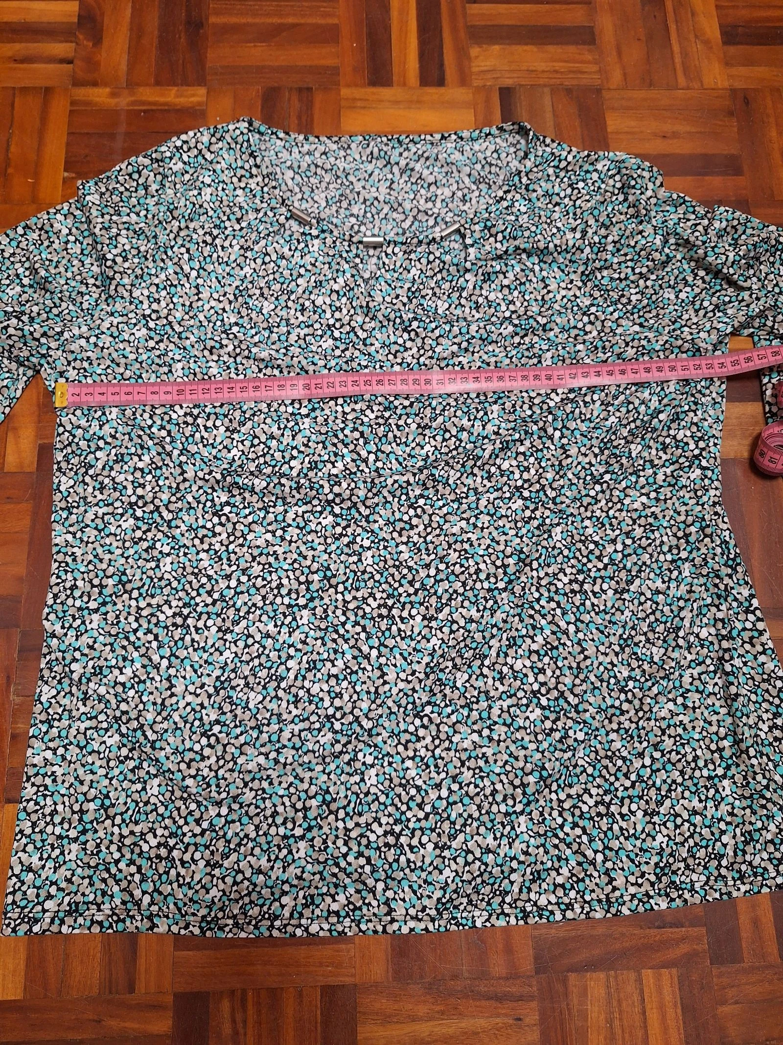 Blusa estampada em tons bege, preto e turquesa com gola original – photo 5